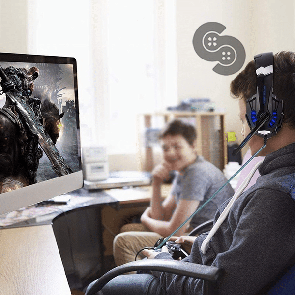Gamer using the Kotion Each G9000 headset at a PC